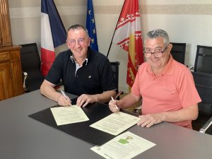 LE 24 mai 2022 - Signature avec M. le Maire de Scheibenhard