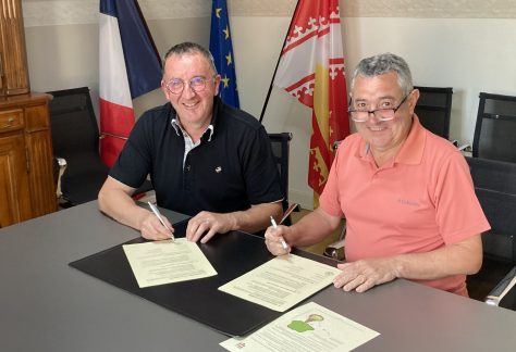 LE 24 mai 2022 - Signature avec M. le Maire de Scheibenhard